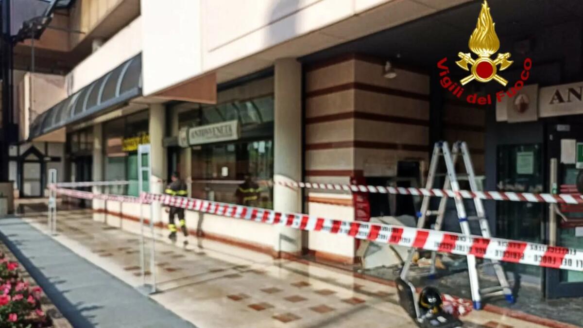 Esplosione ed assalto al bancomat nella notte ad Albignasego - 