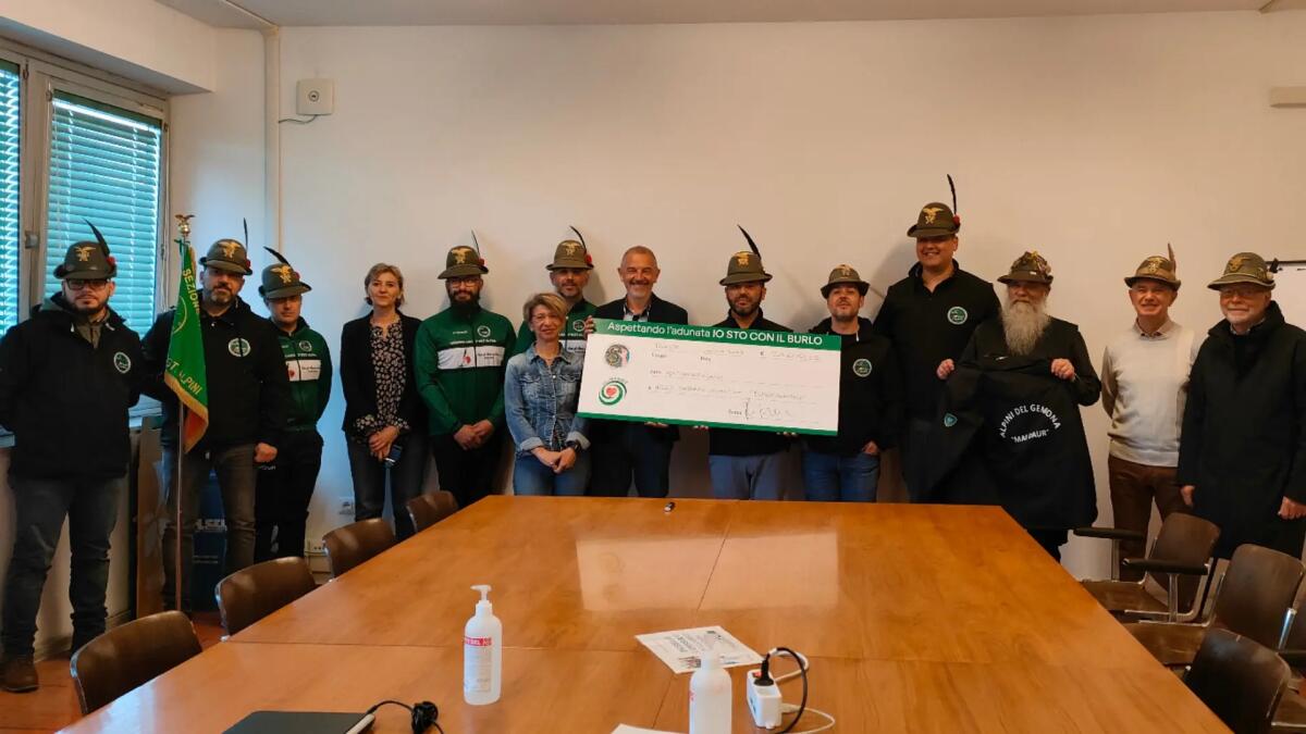 Il grande cuore degli Alpini, la donazione al Burlo: una lampada scialitica e rilevatori di vene - 