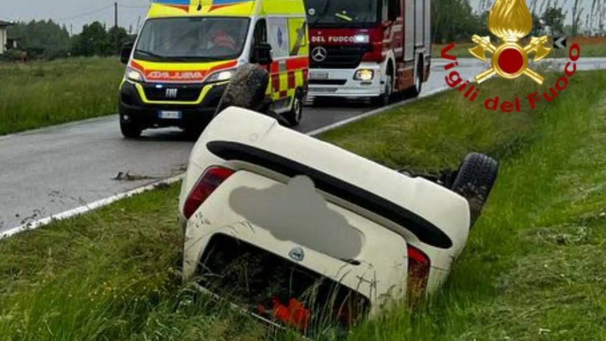 Incidente a Brugnera, sbanda con l'auto e finisce nel fossato: un ferito -