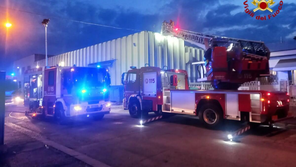 Incendio in un'azienda a Marghera Venezia, fiamme nel capannone di 1500 metri quadrati - 