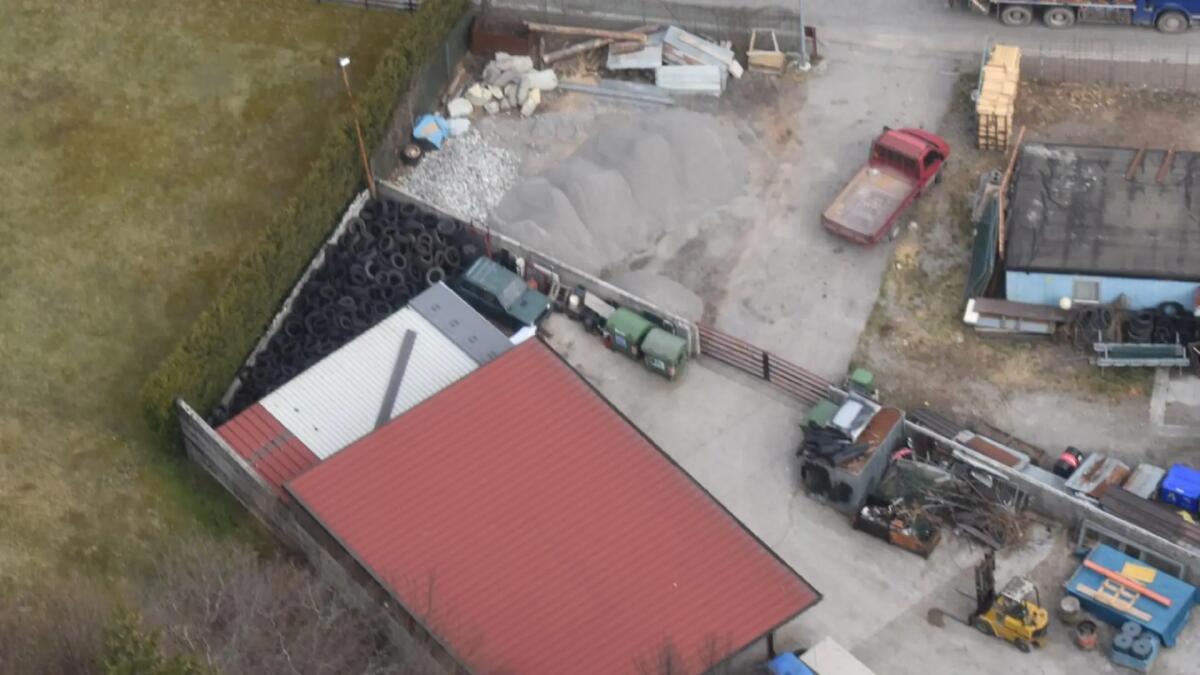 Sequestrata una discarica abusiva: al suolo rifiuti speciali, batterie e pneumatici - 