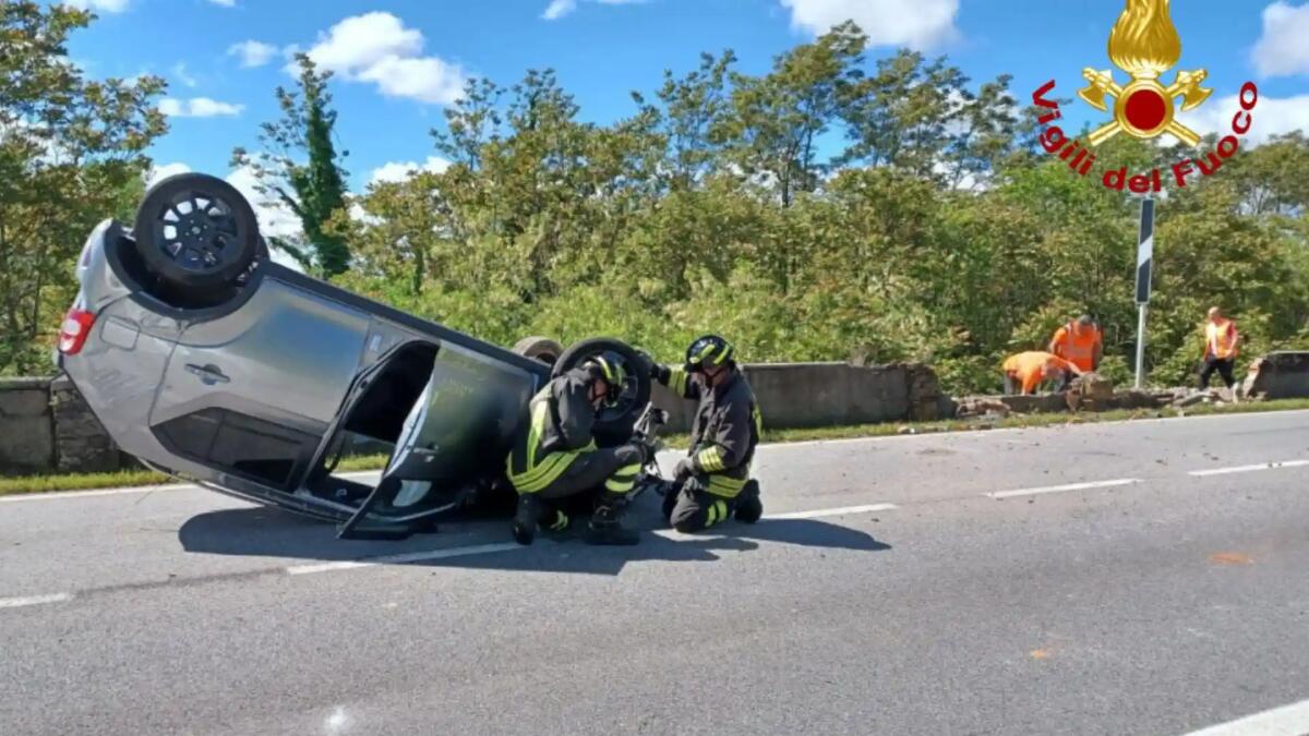 Cividale, contro un muro vicino ai binari: l'auto si ribalta, sospeso il traffico ferroviario - 