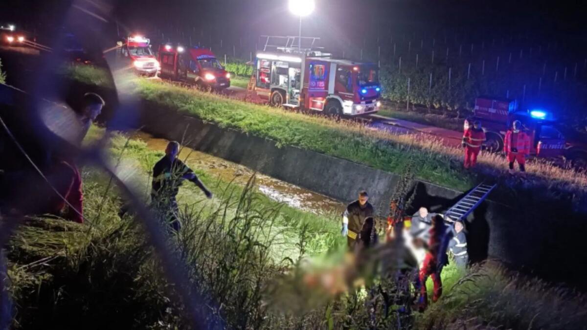 Con l'auto nel canale, 36enne ritrovato in ipotermia aggrappato ad una grata - 