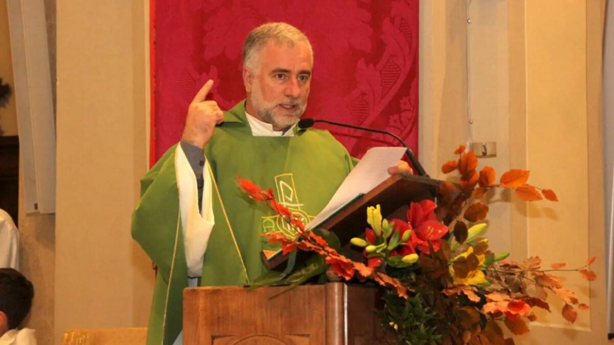 Parroco derubato di 10mila euro mentre sostituisce la ruota bucata dell'auto - 