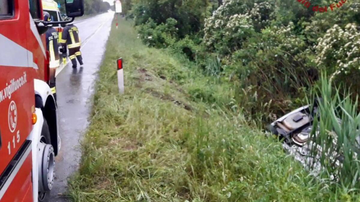 Perde il controllo dell'auto e finisce nel fossato: due feriti, uno è grave -