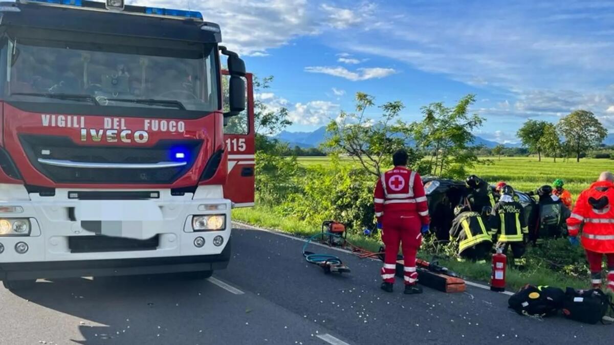 Sbanda e finisce nel fosso con l'auto: feriti una donna e un minore - 