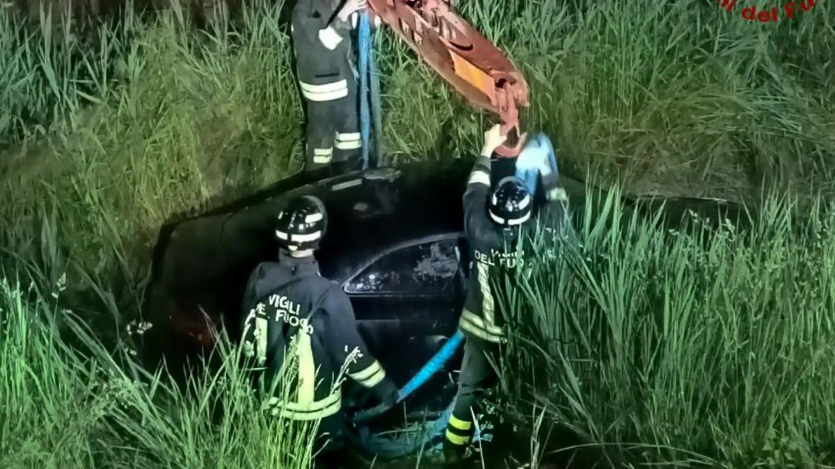 Perde il controllo dell'auto e finisce nel canale di scolo: illeso il conducente - 