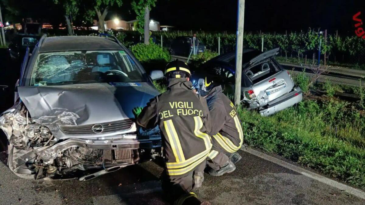 San Quirino. Piomba con l'auto contro 2 auto parcheggiate: ferita una donna - 