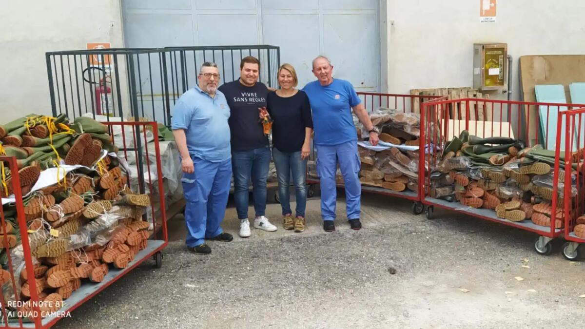 Donati 372 paia di stivali per lottare contro il fango. Il gesto del negozio Bravi -