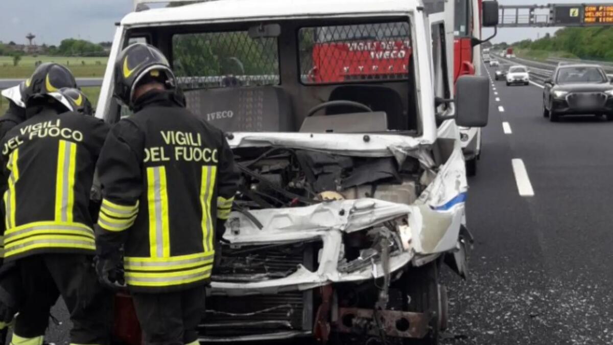 Scontro sulla A34 tra autoarticolato e furgone: due feriti - 