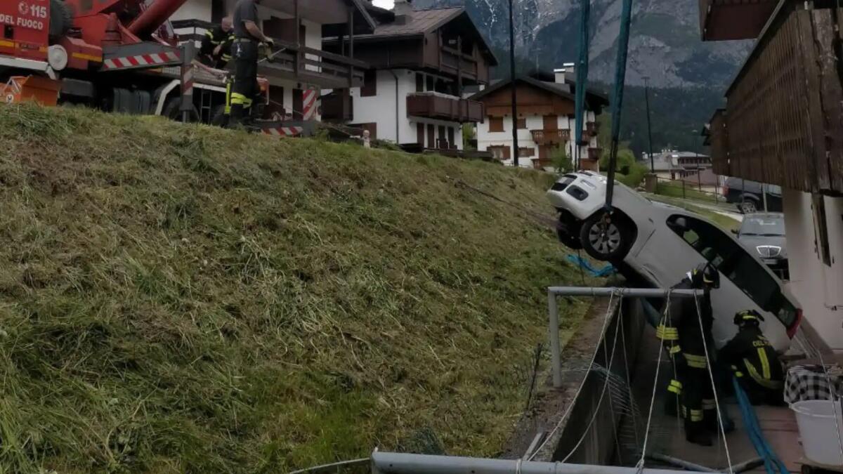 Auronzo di Cadore, auto precipita nel cortile di una casa: miracolato il conducente - 