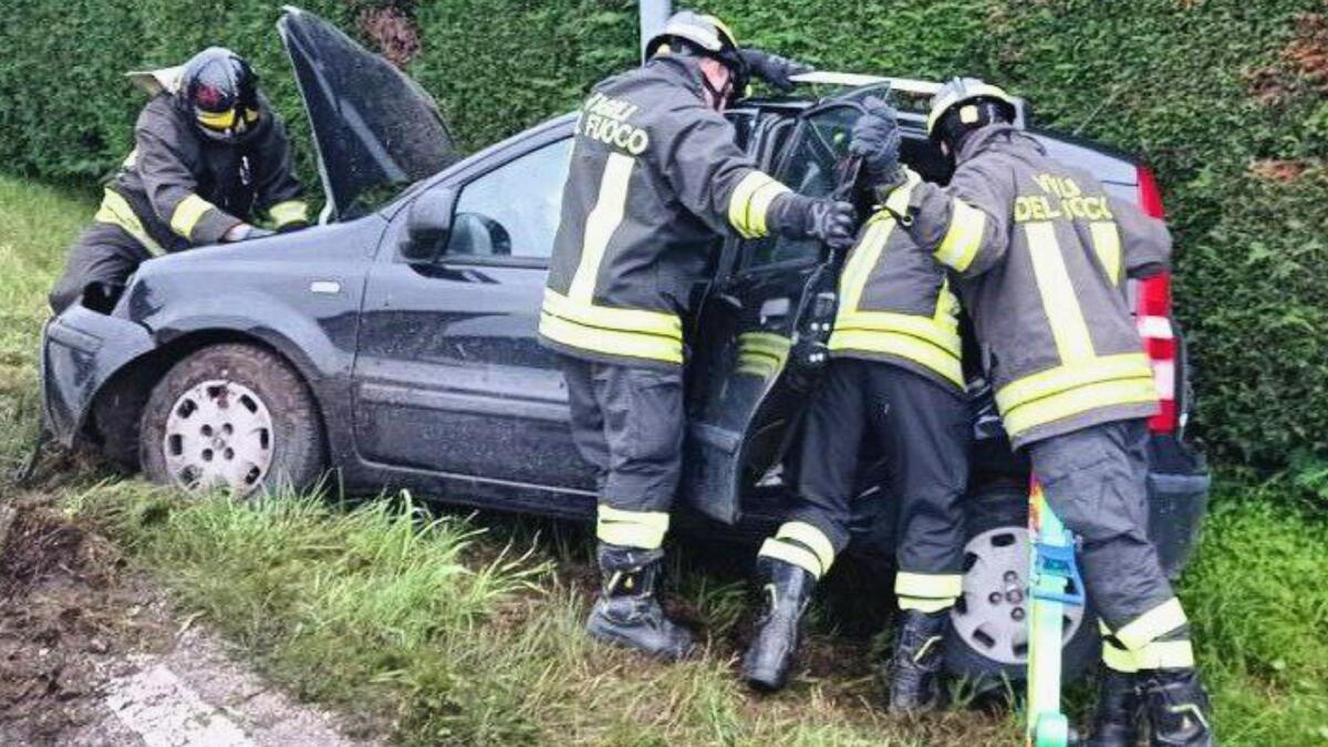 Sbanda con l'auto e finisce nel fosso: soccorsa una donna ad Azzano Decimo -
