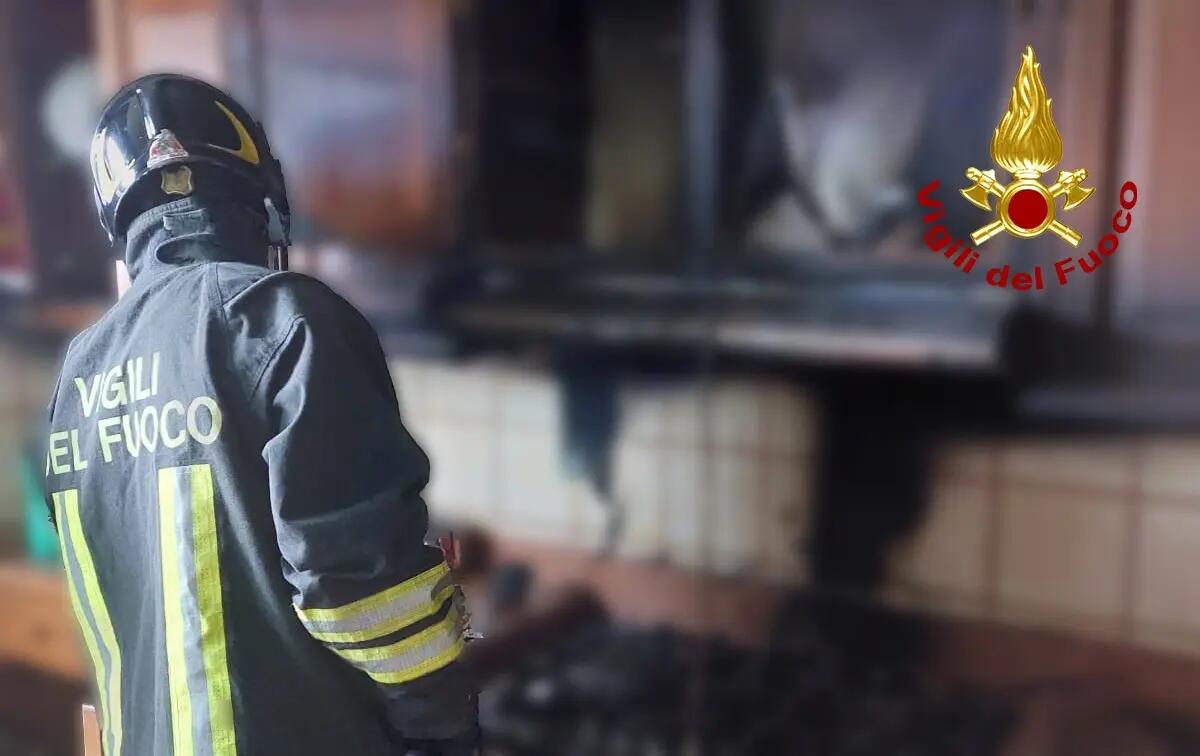 Incendio in un appartamento, tre persone intossicate tra cui un bambino - 