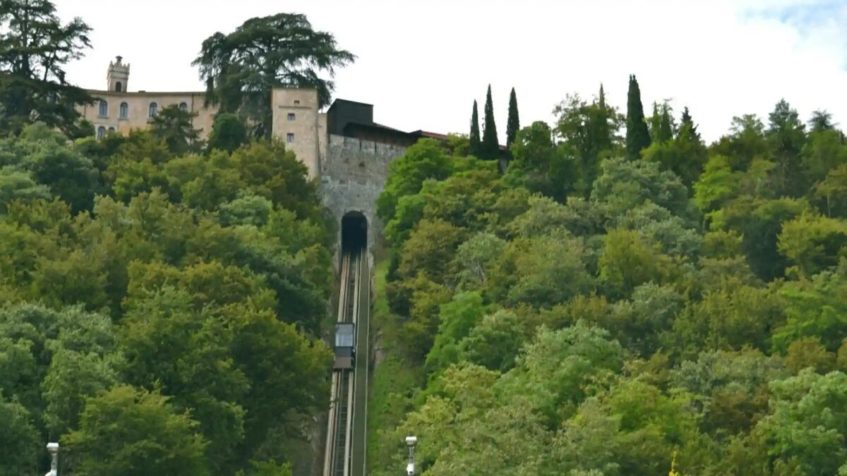 Visitatori bloccati nella funicolare panoramica a CastelBrando a causa di un guasto - 