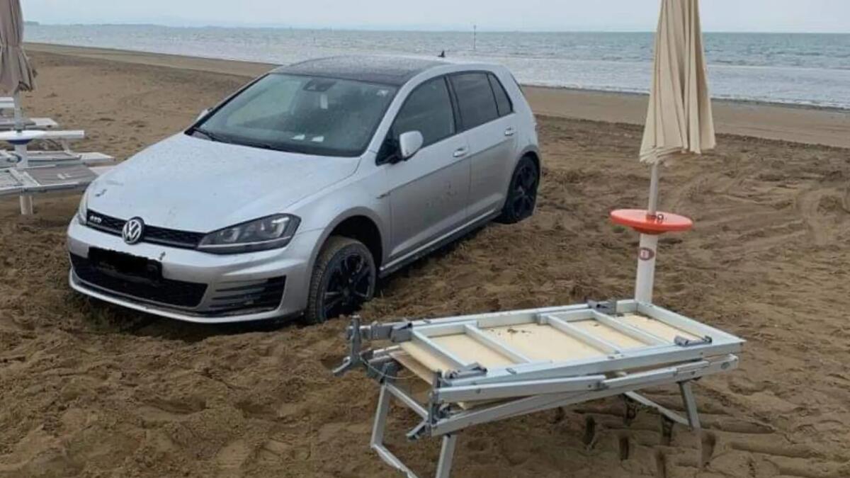 Si avventura con l'auto in spiaggia a Lignano e rimane bloccato nella sabbia - 