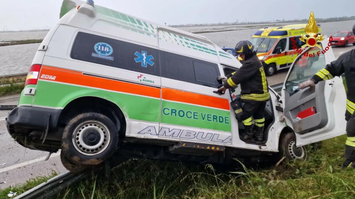 Ambulanza ed auto si scontrano: 3 feriti, uno è gravissimo -