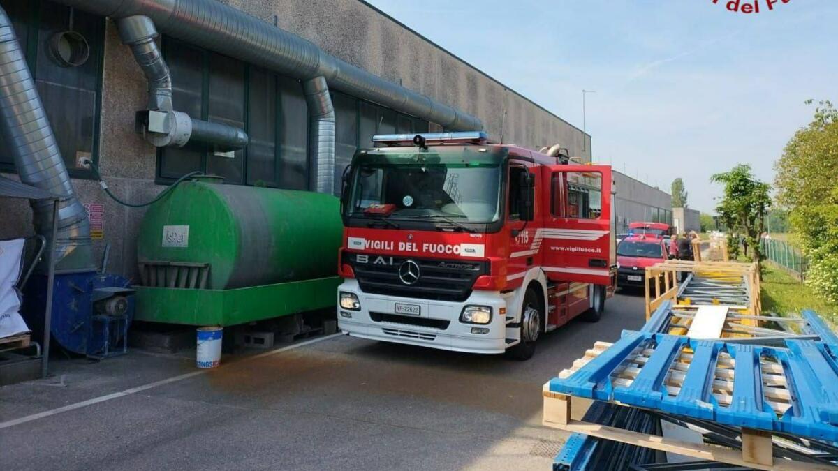Avambraccio intrappolato in un macchinario: soccorsi 2 operai a Sacile - 