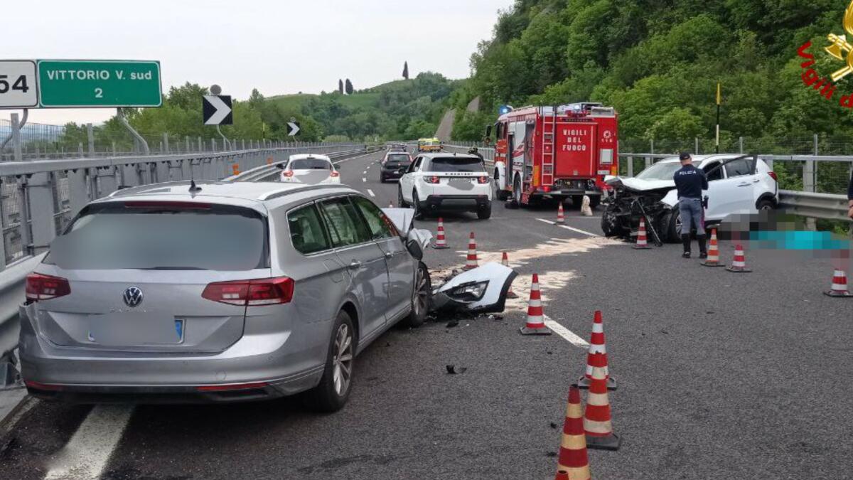 Contromano sull'A27, un morto e due feriti. Autostrada chiusa - 