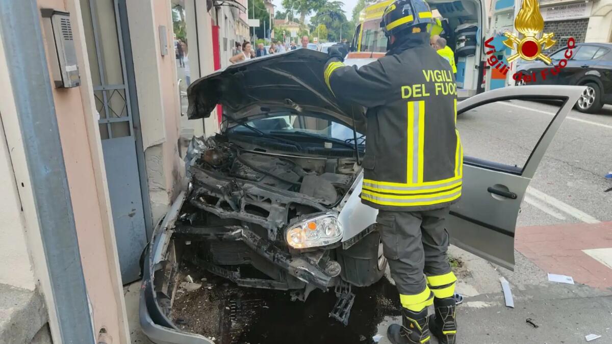 Malore al volante, piomba con l'auto contro un negozio: gravissimo - 