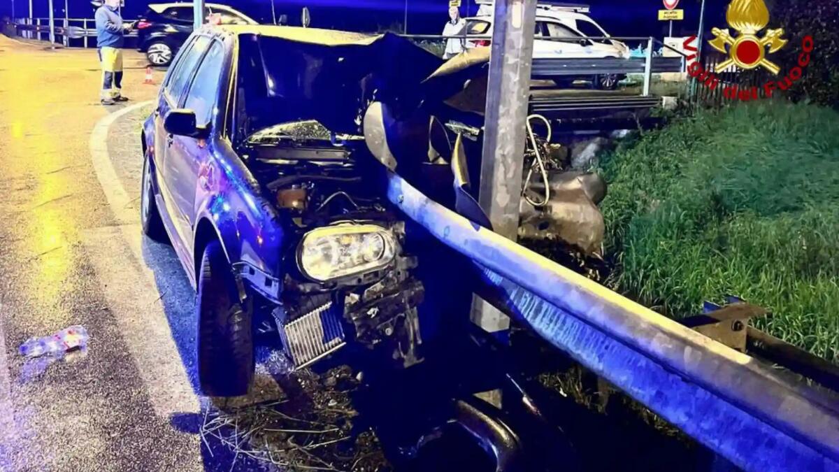 Centra la cuspide del guardrail che penetra nell'auto: grave il conducente - 