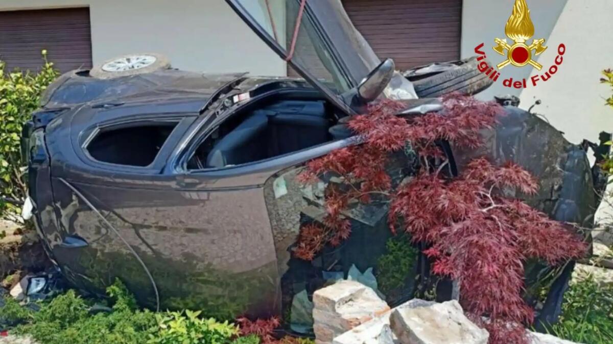 Piomba con l'auto nel cortile di un'abitazione: grave il conducente - 