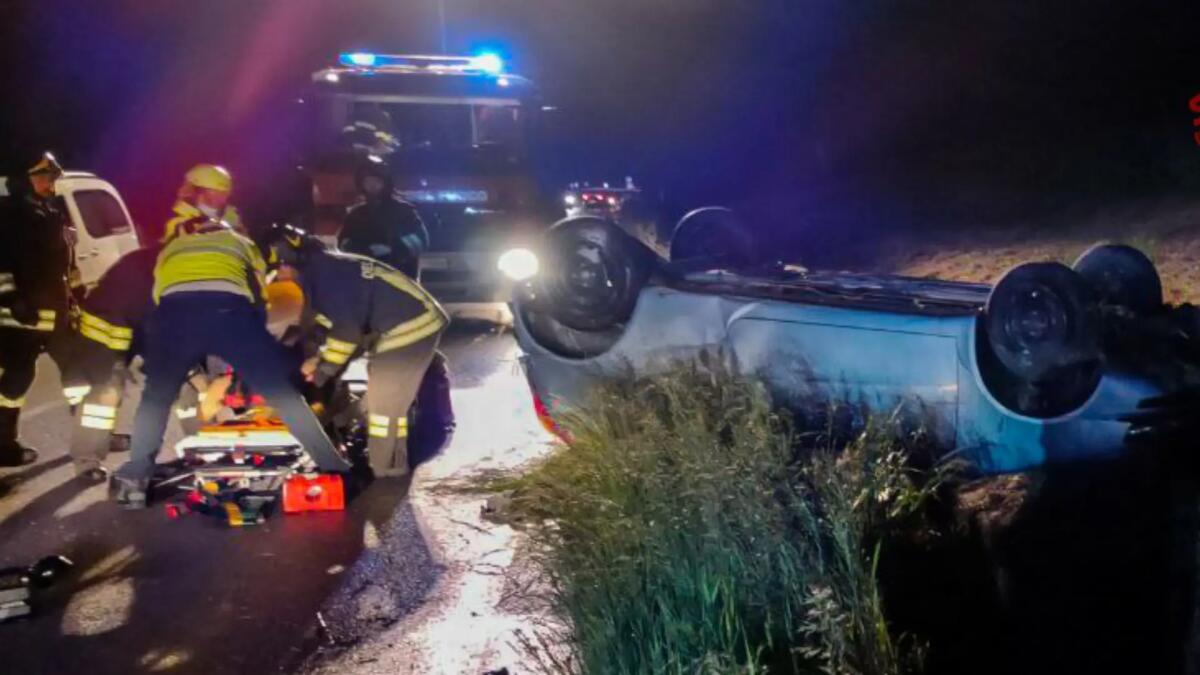 Perde il controllo dell'auto e si ribalta fuori strada: soccorso il conducente, ferito - 