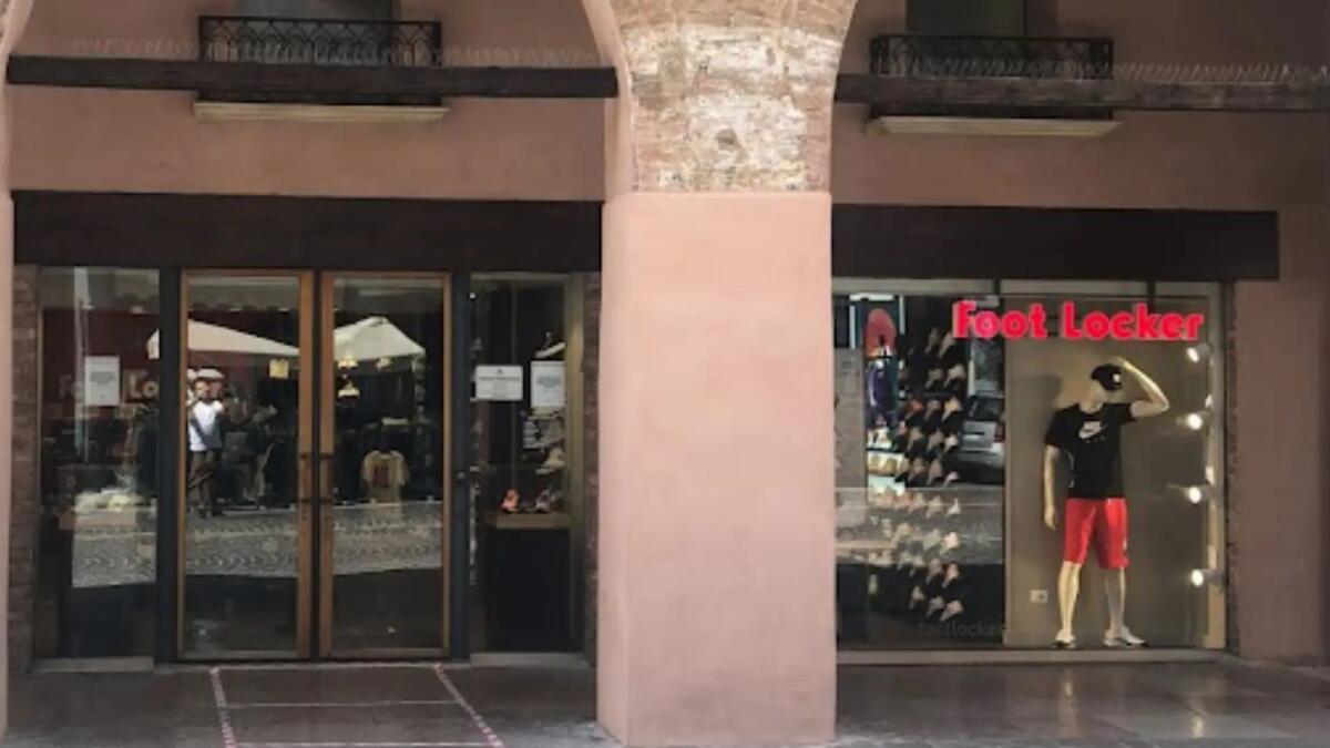Violenta rapina da Foot Locker a Treviso: commessi aggrediti, feriti - 