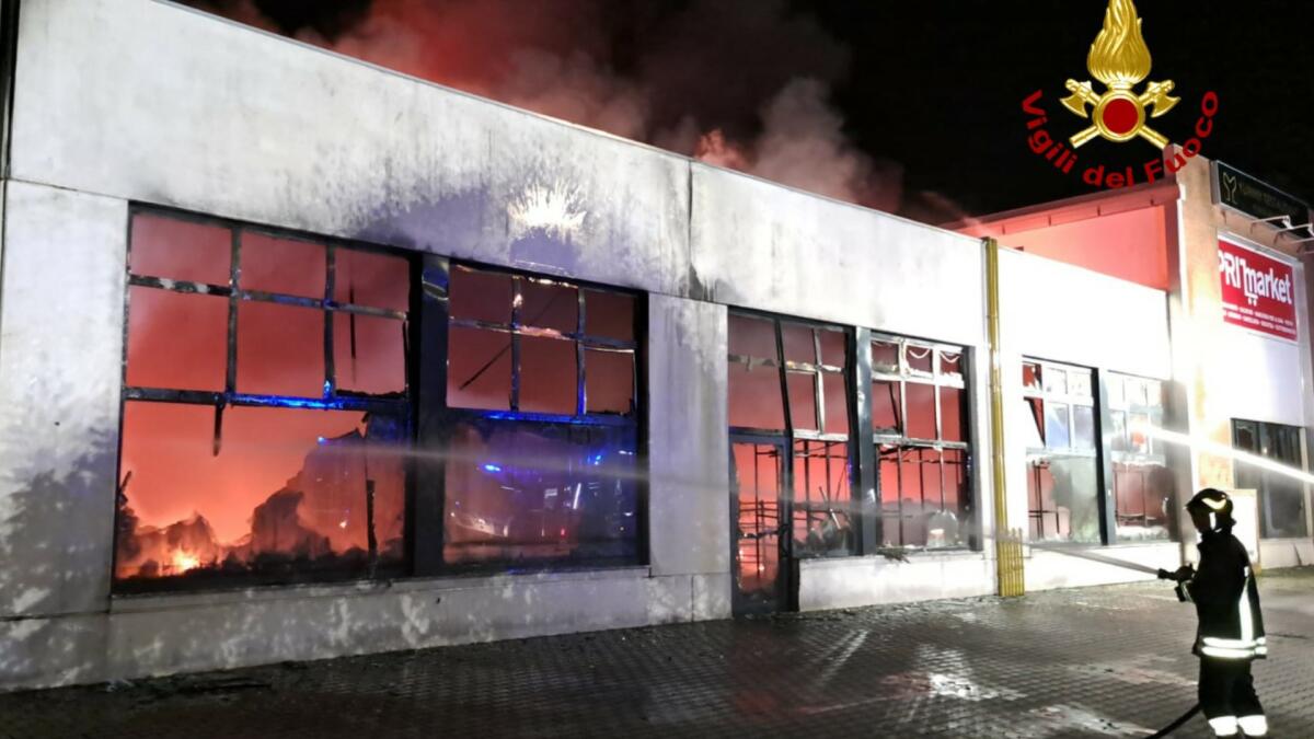 Maxi incendio a Preganziol, in fiamme il negozio Primarket - 