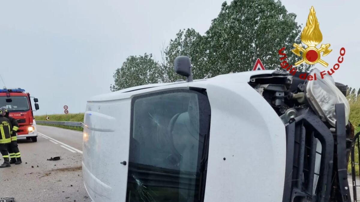 Perde il controllo del Fiat Ducato e si ribalta: morto il conducente 40enne -