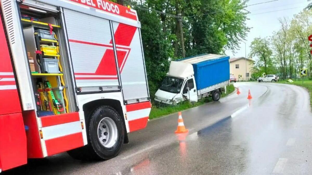 Incidente a Spilimbergo, scontro tra auto e furgone: feriti i conducenti - 