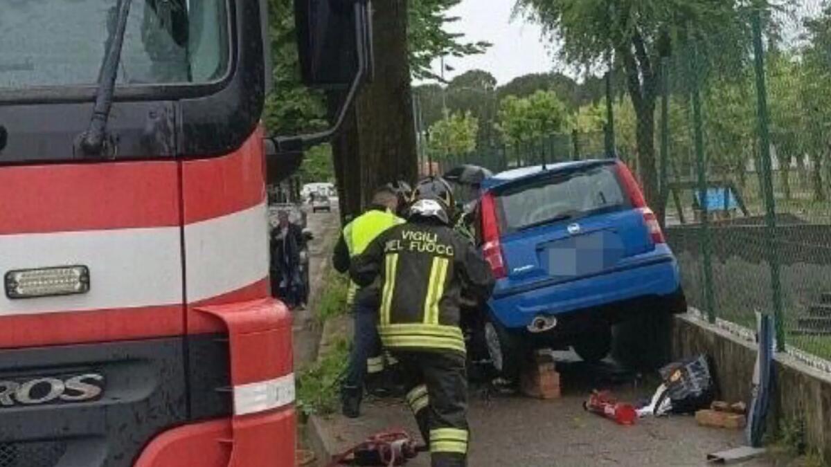 Perde il controllo della Panda e finisce contro un albero: grave una ragazza - 