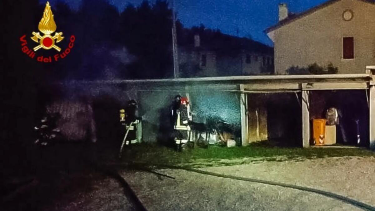 Incendio a Treviso, quattro garage e un'auto distrutti dalle fiamme - 