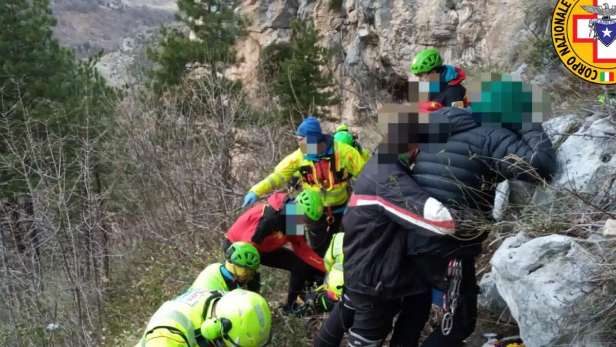 Cade da un'altezza di 10 metri mentre arrampica a Erto: gravissimo 30enne - 