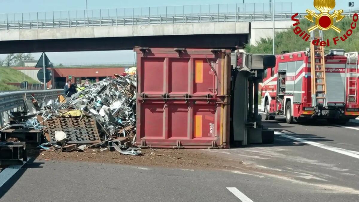 Perde il controllo del camion e si ribalta: conducente incastrato in cabina, ferito -