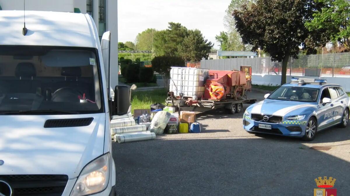 Furgone sovraccarico in A4, scatta il controllo: all'interno 3 betoniere rubate - 