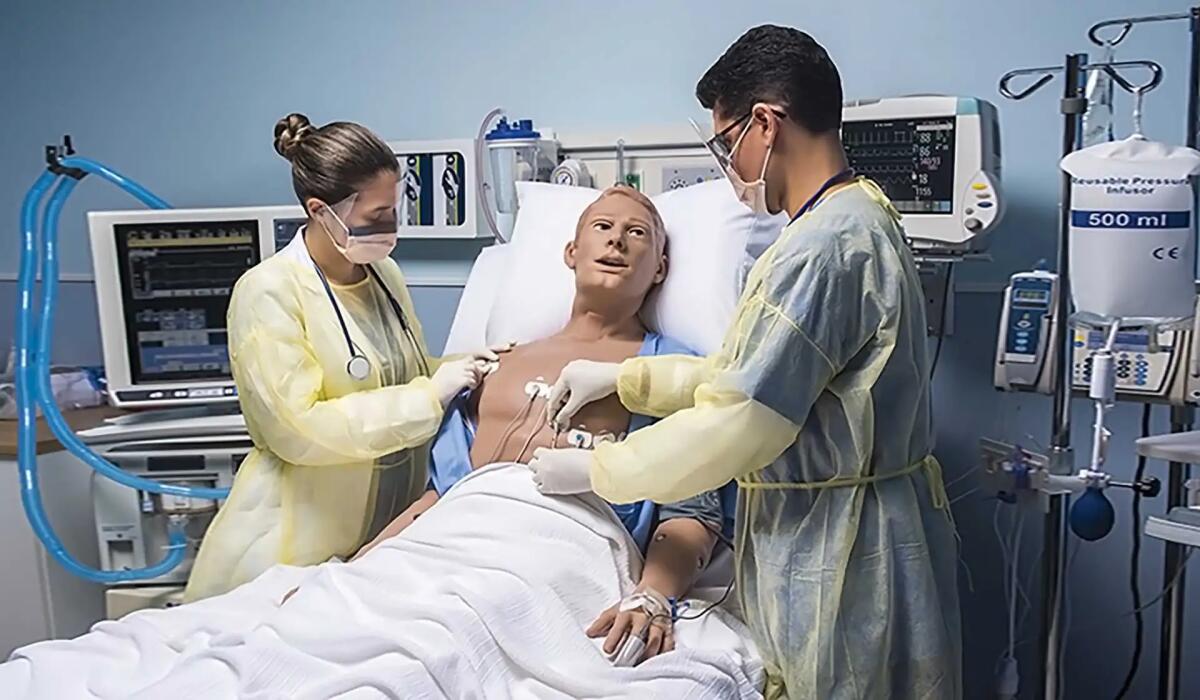 Parla, suda, muove arti e occhi come un umano: ecco il Robot che addestrerà i medici del Cattinara - 