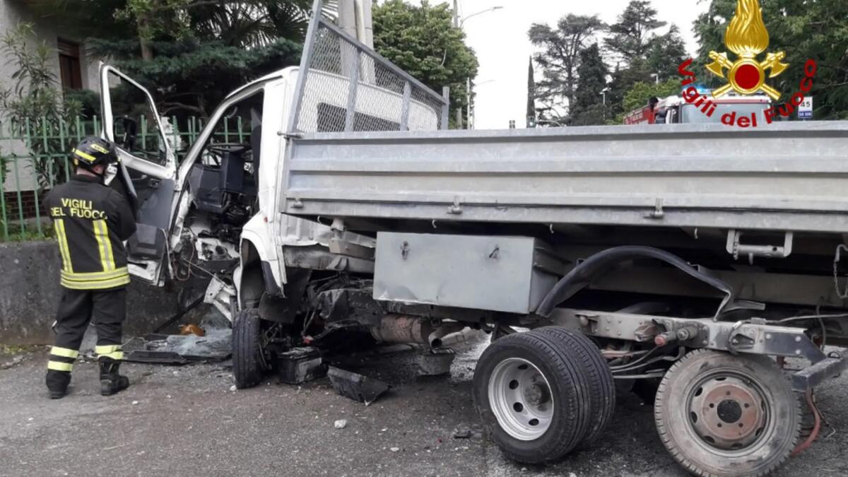 Con l'autocarro piomba contro un muro e un palo di cemento: autista incastrato e ferito - 