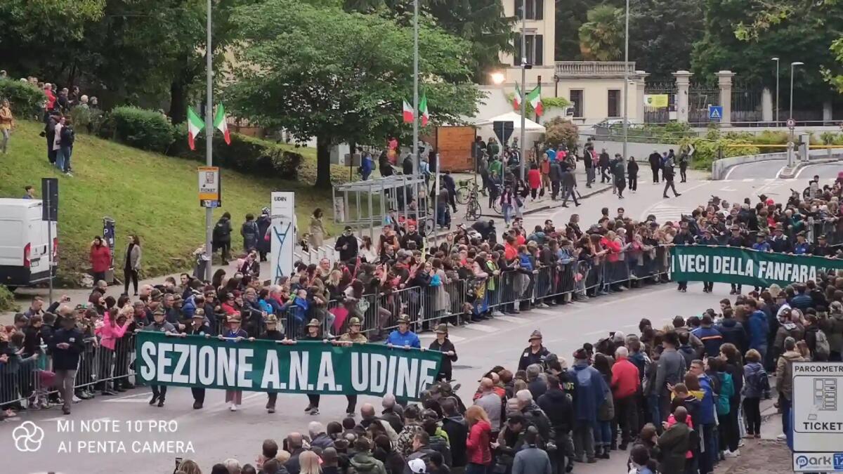 Udine. Adesivi offensivi verso gli Alpini e Figliuolo: sorprese ed identificate 3 donne - 