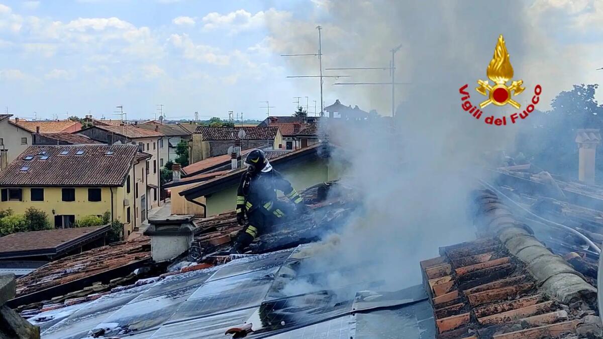 I pannelli sul tetto si incendiano, abitazione a fuoco: danni ingenti - 
