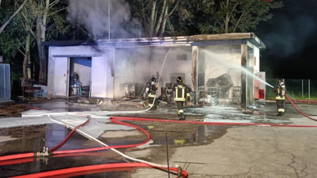 Incendio a Brugnera, a fuoco nella notte un distillatore di solventi -