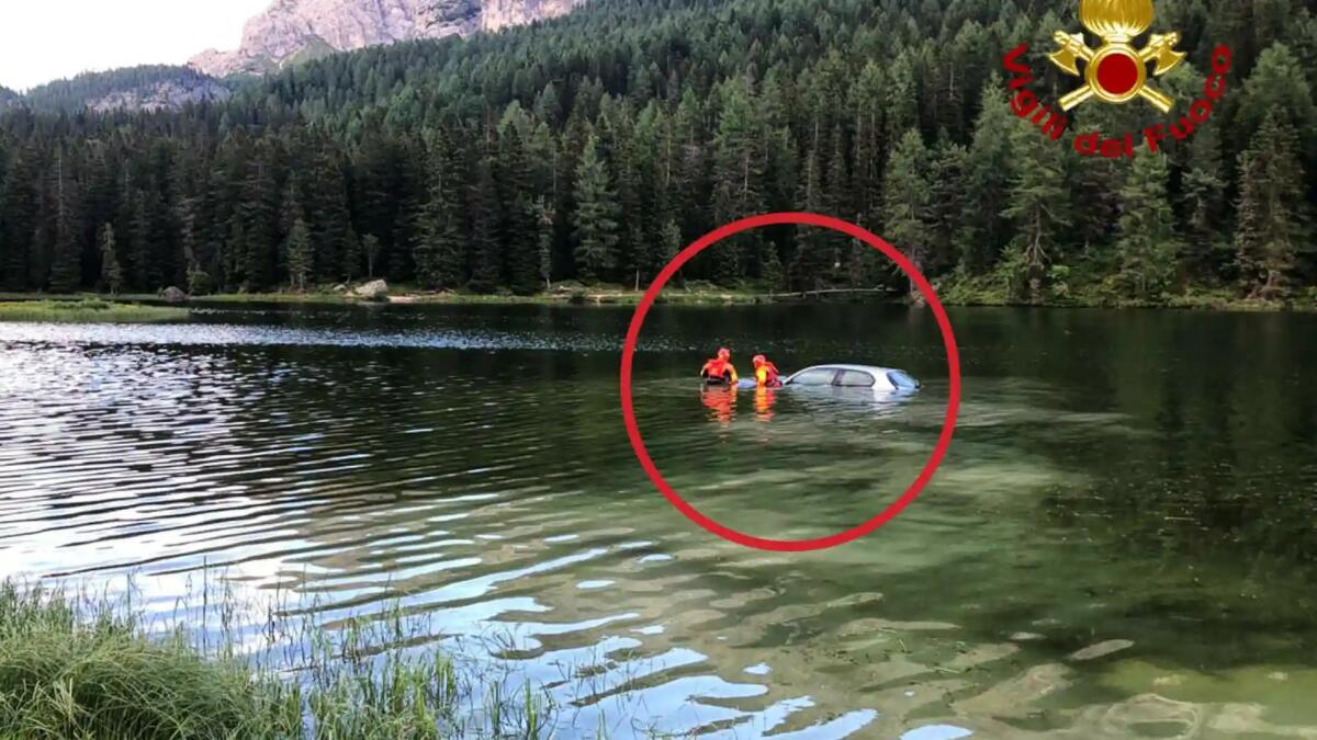 Lago di Misurina, Alfa 147 parcheggiata finisce in acqua - 