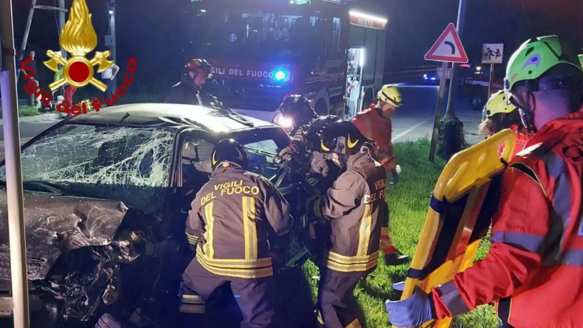 Sacile, scontro frontale tra due auto: 2 feriti, uno è grave - 