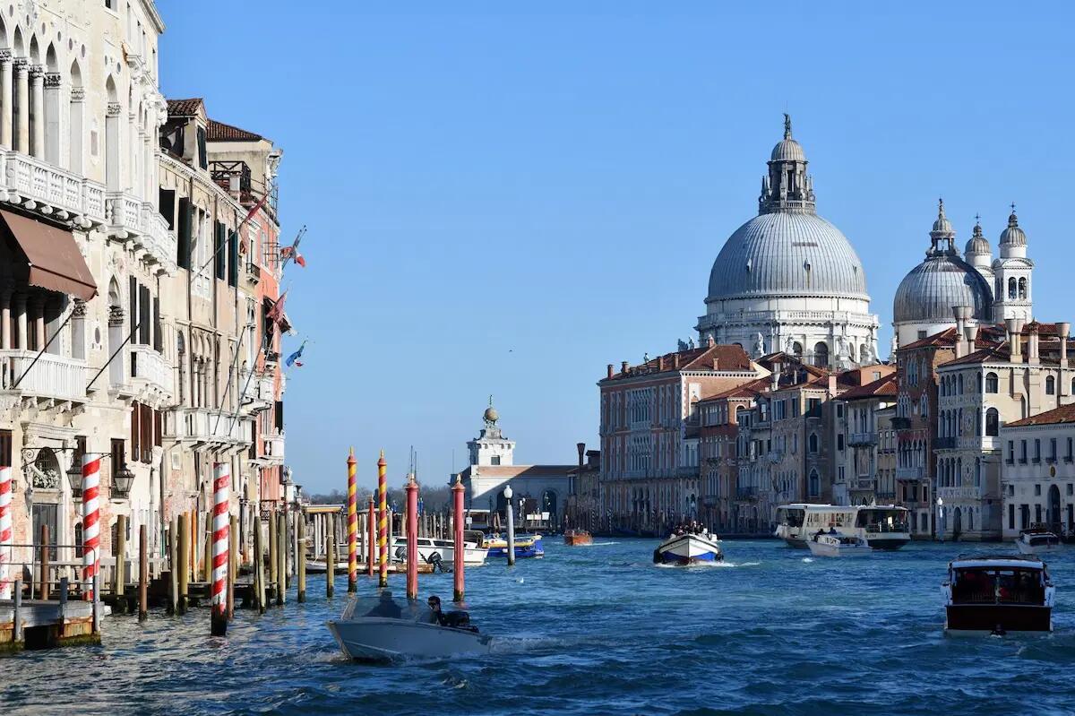 Acqua alta e incidenti: come si muovono le ambulanze private nella città di Venezia? - 