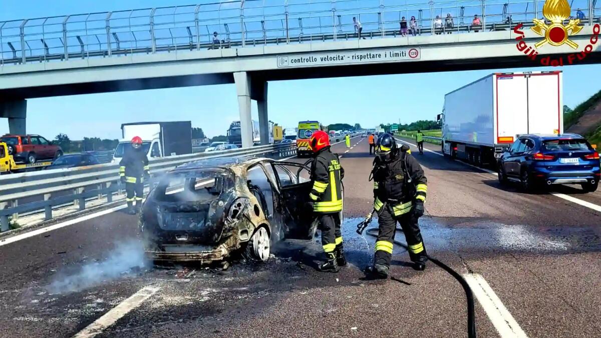Tamponamento tra 2 mezzi in A4, poi scoppia l'incendio: ferita una giovane donna - 