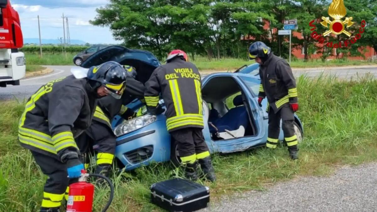 Scontro tra 2 auto a Turrida di Sedegliano: un ferito, incastrato tra le lamiere - 