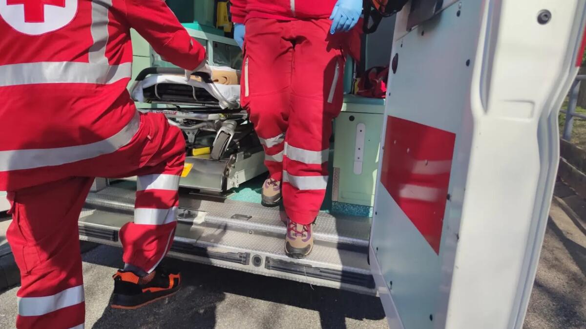 Tragedia in strada, uomo si accascia improvvisamente e muore -