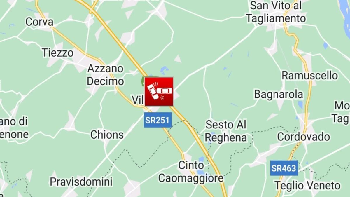 Malore alla guida, dritto contro il guardrail in A28: ferito 75enne - 