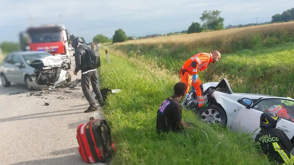 Incidente a Gorgo di Latisana lungo la SR354, violento scontro tra 3 auto - 