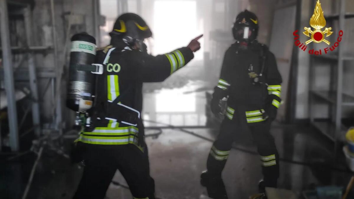 Incendio a Fossalta di Portogruaro, brucia un magazzino. Il Sindaco: " chiudere le finestre" - 