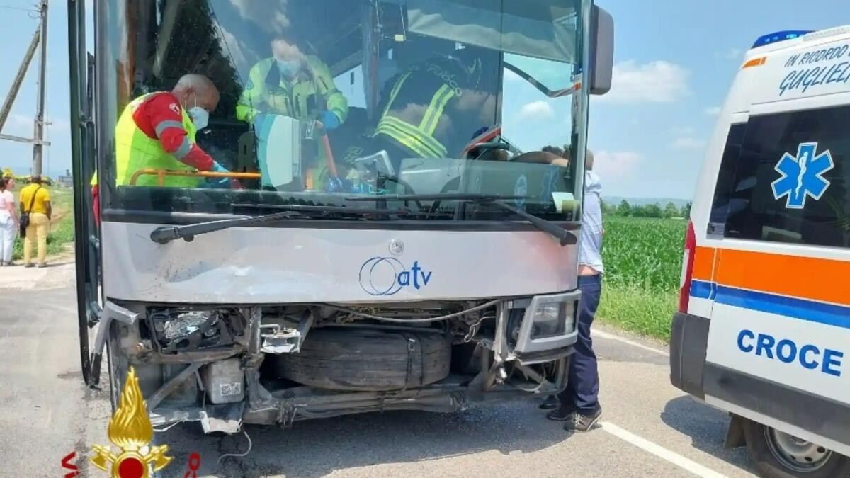 Drammatico scontro tra auto e bus: morti 2 anziani, due studenti e conducente feriti -